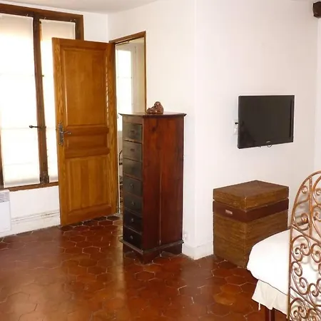 Typical Marais 3 Bedroom - Beaubourg