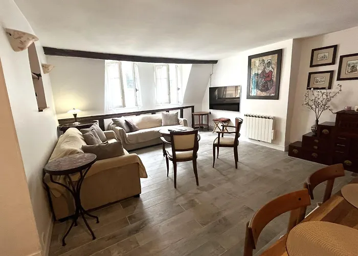 Typical Marais 3 Bedroom - Beaubourg