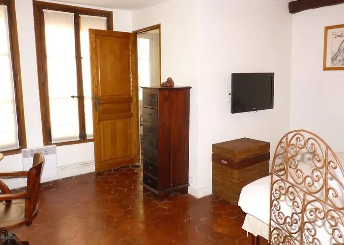 Typical Marais 3 Bedroom - Beaubourg