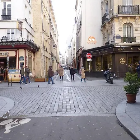 Daire Typical Marais 3 Bedroom - Beaubourg Paris