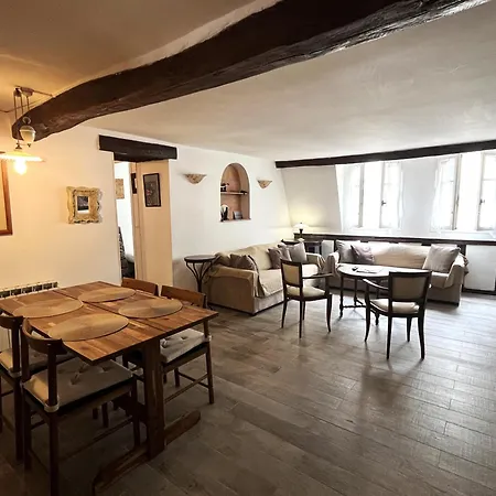 Typical Marais 3 Bedroom - Beaubourg Apartment