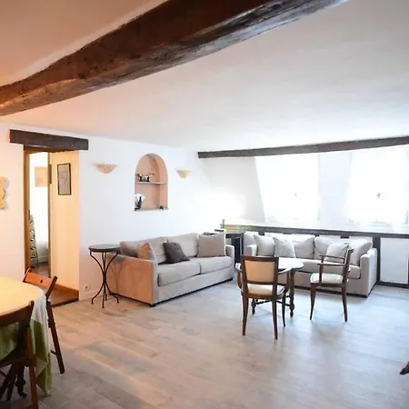Typical Marais 3 Bedroom - Beaubourg Apartment